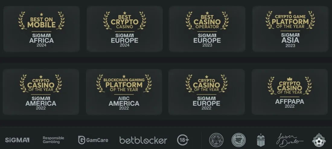Una fila de ocho insignias de premio con laureles de SiGMA, AIBC y AffPapa, encima de los logos de GamCare, BetBlocker y 18+